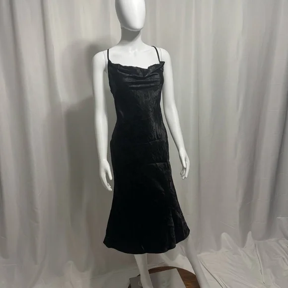 Elegant Black Satin Dress - Picture 2 of 14